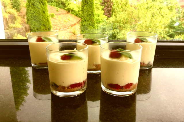 Low Carb Tiramisu mit Himbeeren, Heidelbeeren und Amaretti